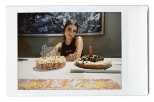Valentina Buzzurro Instagram - Quería una foto más asthetic y sexy, pero fue la única que encontré de hoy .
Gracias a Dios que me trajo a esta experiencia terrenal hace 23 años, la estoy tratando de vivir al máximo, aprendiendo , sintiendo , creciendo, explorando y amando mucho…
Pd: soy como el capítulo del chavo del ocho donde vende aguas y dice “es de limón , sabe a naranja pero es de sandía “ yo digo “me siento de 12 , parezco de 19, pero tengo 23”