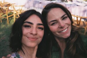 Valentina Buzzurro Instagram - Hoy terminó este proyecto donde conocí a gente maravillosa de la que aprendí mucho, donde comencé a Blanca como una y la dejé como otra totalmente distinta, crecí, jugué, lloré y me conocí más a través de ella….
Estoy muy agradecida con Dios por ponerme en el camino a estas personas buenas que aman lo que hacen… por darme consejos a través de Silvia, de Diana, de Ale… de todos !
Y por último y más importante, hago este post para agradecerles como siempre a ustedes que son la parte más importante para que este pastel se pueda cocer… gracias por permitirnos contarles esta historia… por prestarnos por un ratito sus oídos sus ojos y sus emociones … a los que nos vieron en su casa después de trabajar, a los que nos veían en el trabajo en tik tok, a los que llegaban y en la nochecita prendían vix… espero la hayan disfrutado mucho… tanto como nosotros hacerla !
Eternamente juntos
Eternamente monton shots
Eternamente mueganos
Eternamente amándonos !! 💘