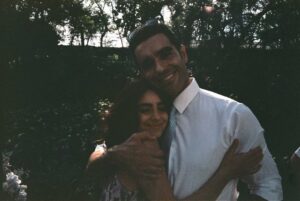Valentina Buzzurro Instagram - Hoy terminó este proyecto donde conocí a gente maravillosa de la que aprendí mucho, donde comencé a Blanca como una y la dejé como otra totalmente distinta, crecí, jugué, lloré y me conocí más a través de ella….
Estoy muy agradecida con Dios por ponerme en el camino a estas personas buenas que aman lo que hacen… por darme consejos a través de Silvia, de Diana, de Ale… de todos !
Y por último y más importante, hago este post para agradecerles como siempre a ustedes que son la parte más importante para que este pastel se pueda cocer… gracias por permitirnos contarles esta historia… por prestarnos por un ratito sus oídos sus ojos y sus emociones … a los que nos vieron en su casa después de trabajar, a los que nos veían en el trabajo en tik tok, a los que llegaban y en la nochecita prendían vix… espero la hayan disfrutado mucho… tanto como nosotros hacerla !
Eternamente juntos
Eternamente monton shots
Eternamente mueganos
Eternamente amándonos !! 💘