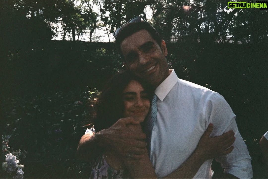 Valentina Buzzurro - 46.9K Likes - Hoy terminó este proyecto donde conocí a gente maravillosa de la que aprendí mucho, donde comencé a Blanca como una y la dejé como otra totalmente distinta, crecí, jugué, lloré y me conocí más a  través de ella…. 
Estoy muy agradecida con Dios por ponerme en el camino a estas personas buenas que aman lo que hacen… por darme consejos a través de Silvia, de Diana, de Ale… de todos !
Y por último y más importante, hago este post para agradecerles como siempre a ustedes que son la parte más importante para que este pastel se pueda cocer… gracias por permitirnos contarles esta historia… por prestarnos por un ratito sus oídos sus ojos y sus emociones … a los que nos vieron en su casa después de trabajar, a los que nos veían en el trabajo en tik tok, a los que llegaban y en la nochecita prendían vix… espero la hayan disfrutado mucho… tanto como nosotros hacerla ! 
Eternamente juntos 
Eternamente monton shots
Eternamente mueganos
Eternamente amándonos !! 💘