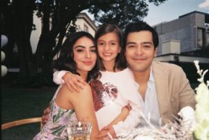 Valentina Buzzurro Instagram - Hoy terminó este proyecto donde conocí a gente maravillosa de la que aprendí mucho, donde comencé a Blanca como una y la dejé como otra totalmente distinta, crecí, jugué, lloré y me conocí más a través de ella….
Estoy muy agradecida con Dios por ponerme en el camino a estas personas buenas que aman lo que hacen… por darme consejos a través de Silvia, de Diana, de Ale… de todos !
Y por último y más importante, hago este post para agradecerles como siempre a ustedes que son la parte más importante para que este pastel se pueda cocer… gracias por permitirnos contarles esta historia… por prestarnos por un ratito sus oídos sus ojos y sus emociones … a los que nos vieron en su casa después de trabajar, a los que nos veían en el trabajo en tik tok, a los que llegaban y en la nochecita prendían vix… espero la hayan disfrutado mucho… tanto como nosotros hacerla !
Eternamente juntos
Eternamente monton shots
Eternamente mueganos
Eternamente amándonos !! 💘
