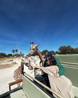 Valentina Buzzurro Instagram - Los animales son una de las creaciones más majestuosas que Dios pudo crear… tener un contacto tan cercano con algunos es una maravilla… gracias por esto @africamsafaripuebla y por cuidarlos, amarlos y protegerlos de una manera tan increíble 💕!!! Gracias por vivir esto con tanta fascinación conmigo @davidcarolevy te amo amor.