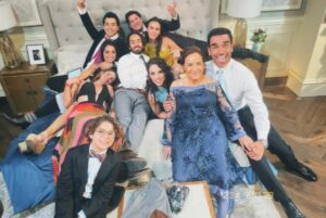 Valentina Buzzurro Instagram - Hoy terminó este proyecto donde conocí a gente maravillosa de la que aprendí mucho, donde comencé a Blanca como una y la dejé como otra totalmente distinta, crecí, jugué, lloré y me conocí más a través de ella….
Estoy muy agradecida con Dios por ponerme en el camino a estas personas buenas que aman lo que hacen… por darme consejos a través de Silvia, de Diana, de Ale… de todos !
Y por último y más importante, hago este post para agradecerles como siempre a ustedes que son la parte más importante para que este pastel se pueda cocer… gracias por permitirnos contarles esta historia… por prestarnos por un ratito sus oídos sus ojos y sus emociones … a los que nos vieron en su casa después de trabajar, a los que nos veían en el trabajo en tik tok, a los que llegaban y en la nochecita prendían vix… espero la hayan disfrutado mucho… tanto como nosotros hacerla !
Eternamente juntos
Eternamente monton shots
Eternamente mueganos
Eternamente amándonos !! 💘