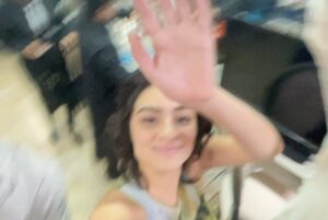 Valentina Buzzurro Instagram - Hoy terminó este proyecto donde conocí a gente maravillosa de la que aprendí mucho, donde comencé a Blanca como una y la dejé como otra totalmente distinta, crecí, jugué, lloré y me conocí más a través de ella….
Estoy muy agradecida con Dios por ponerme en el camino a estas personas buenas que aman lo que hacen… por darme consejos a través de Silvia, de Diana, de Ale… de todos !
Y por último y más importante, hago este post para agradecerles como siempre a ustedes que son la parte más importante para que este pastel se pueda cocer… gracias por permitirnos contarles esta historia… por prestarnos por un ratito sus oídos sus ojos y sus emociones … a los que nos vieron en su casa después de trabajar, a los que nos veían en el trabajo en tik tok, a los que llegaban y en la nochecita prendían vix… espero la hayan disfrutado mucho… tanto como nosotros hacerla !
Eternamente juntos
Eternamente monton shots
Eternamente mueganos
Eternamente amándonos !! 💘