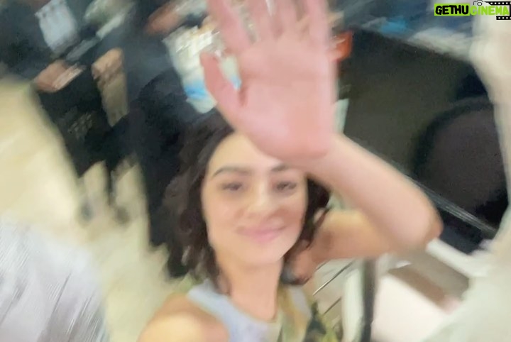 Valentina Buzzurro - 46.9K Likes - Hoy terminó este proyecto donde conocí a gente maravillosa de la que aprendí mucho, donde comencé a Blanca como una y la dejé como otra totalmente distinta, crecí, jugué, lloré y me conocí más a  través de ella…. 
Estoy muy agradecida con Dios por ponerme en el camino a estas personas buenas que aman lo que hacen… por darme consejos a través de Silvia, de Diana, de Ale… de todos !
Y por último y más importante, hago este post para agradecerles como siempre a ustedes que son la parte más importante para que este pastel se pueda cocer… gracias por permitirnos contarles esta historia… por prestarnos por un ratito sus oídos sus ojos y sus emociones … a los que nos vieron en su casa después de trabajar, a los que nos veían en el trabajo en tik tok, a los que llegaban y en la nochecita prendían vix… espero la hayan disfrutado mucho… tanto como nosotros hacerla ! 
Eternamente juntos 
Eternamente monton shots
Eternamente mueganos
Eternamente amándonos !! 💘