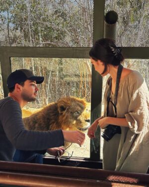 Valentina Buzzurro Instagram - Los animales son una de las creaciones más majestuosas que Dios pudo crear… tener un contacto tan cercano con algunos es una maravilla… gracias por esto @africamsafaripuebla y por cuidarlos, amarlos y protegerlos de una manera tan increíble 💕!!! Gracias por vivir esto con tanta fascinación conmigo @davidcarolevy te amo amor.