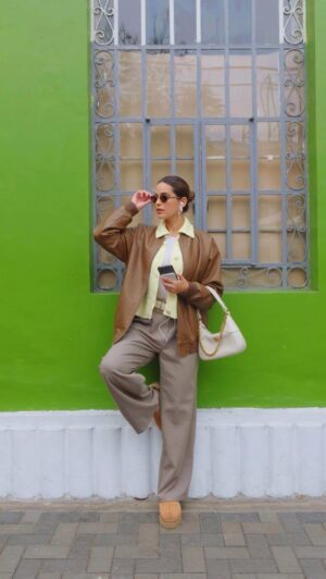 Valeria Piazza Instagram - Creo que no quedé para el papel 😂📸
Pd: la corona de Edson es un personaje también 😅 #humor #friends #casting