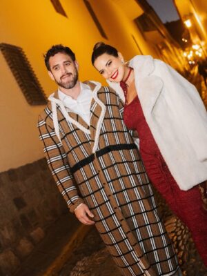 Valeria Piazza Instagram - Alta moda Cusco 2025 ♥️
Nos pusimos elegantes para celebrar los 25 años de trayectoria de @sergiodaviladesign 

Nunca antes visto matching looks con Pierre 🤭, con looks de alpaca hechos por artesanos peruanos diseñados por Sergio Dávila 🫶🏻📸 @javicho.rivero / @arianne_strobach #style #peru #cusco