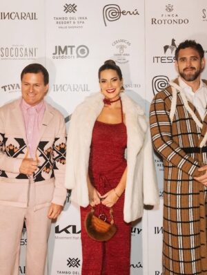 Valeria Piazza Instagram - Alta moda Cusco 2025 ♥️
Nos pusimos elegantes para celebrar los 25 años de trayectoria de @sergiodaviladesign
Nunca antes visto matching looks con Pierre 🤭, con looks de alpaca hechos por artesanos peruanos diseñados por Sergio Dávila 🫶🏻📸 @javicho.rivero / @arianne_strobach #style #peru #cusco