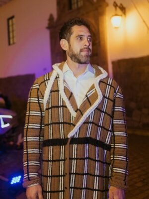 Valeria Piazza Instagram - Alta moda Cusco 2025 ♥️
Nos pusimos elegantes para celebrar los 25 años de trayectoria de @sergiodaviladesign
Nunca antes visto matching looks con Pierre 🤭, con looks de alpaca hechos por artesanos peruanos diseñados por Sergio Dávila 🫶🏻📸 @javicho.rivero / @arianne_strobach #style #peru #cusco