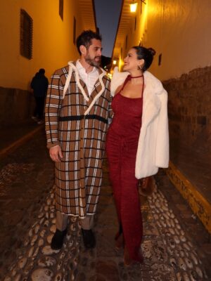 Valeria Piazza Instagram - Alta moda Cusco 2025 ♥️
Nos pusimos elegantes para celebrar los 25 años de trayectoria de @sergiodaviladesign
Nunca antes visto matching looks con Pierre 🤭, con looks de alpaca hechos por artesanos peruanos diseñados por Sergio Dávila 🫶🏻📸 @javicho.rivero / @arianne_strobach #style #peru #cusco