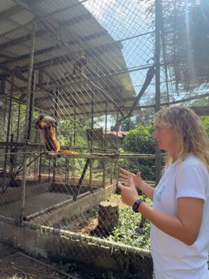 Valeria Piazza Instagram - Con mi esposo en Madre de Dios ♥️ conociendo este centro de investigación, rescate, rehabilitación y liberación de animalitos victimas del tráfico de fauna silvestre! 

Es mágico ver como personas de buen corazón les dedican su vida y con mucho esfuerzo puedan tener la segunda oportunidad que ellos merecen para volver a su hogar 🌳🍃 Pd: las nutrias serán liberadas la próxima semana 🥺🫶🏻 @taricaya.eco.reserve @wwfperu