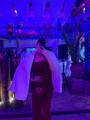 Valeria Piazza Instagram - Alta moda Cusco 2025 ♥️
Nos pusimos elegantes para celebrar los 25 años de trayectoria de @sergiodaviladesign 

Nunca antes visto matching looks con Pierre 🤭, con looks de alpaca hechos por artesanos peruanos diseñados por Sergio Dávila 🫶🏻📸 @javicho.rivero / @arianne_strobach #style #peru #cusco