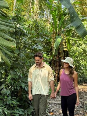 Valeria Piazza Instagram - Con mi esposo en Madre de Dios ♥️ conociendo este centro de investigación, rescate, rehabilitación y liberación de animalitos victimas del tráfico de fauna silvestre!
Es mágico ver como personas de buen corazón les dedican su vida y con mucho esfuerzo puedan tener la segunda oportunidad que ellos merecen para volver a su hogar 🌳🍃 Pd: las nutrias serán liberadas la próxima semana 🥺🫶🏻 @taricaya.eco.reserve @wwfperu