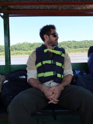 Valeria Piazza Instagram - Con mi esposo en Madre de Dios ♥️ conociendo este centro de investigación, rescate, rehabilitación y liberación de animalitos victimas del tráfico de fauna silvestre! 

Es mágico ver como personas de buen corazón les dedican su vida y con mucho esfuerzo puedan tener la segunda oportunidad que ellos merecen para volver a su hogar 🌳🍃 Pd: las nutrias serán liberadas la próxima semana 🥺🫶🏻 @taricaya.eco.reserve @wwfperu