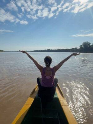 Valeria Piazza Instagram - Con mi esposo en Madre de Dios ♥️ conociendo este centro de investigación, rescate, rehabilitación y liberación de animalitos victimas del tráfico de fauna silvestre! 

Es mágico ver como personas de buen corazón les dedican su vida y con mucho esfuerzo puedan tener la segunda oportunidad que ellos merecen para volver a su hogar 🌳🍃 Pd: las nutrias serán liberadas la próxima semana 🥺🫶🏻 @taricaya.eco.reserve @wwfperu
