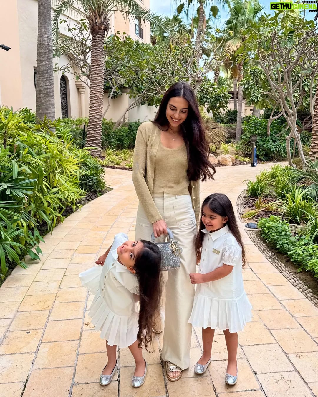 Valerie Abou Chacra - 70.4K Likes - My big girls ⭐️ #DiorOr @dior