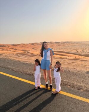Valerie Abou Chacra Instagram - Fun weekend cruising with the fam š Thank you @gmcarabia #hummerev and @anantaraqasralsarab for the nice experience šŖ šļø š“