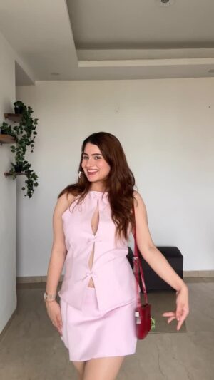 Vamakshi Magotra Instagram - I’m a 🌸
