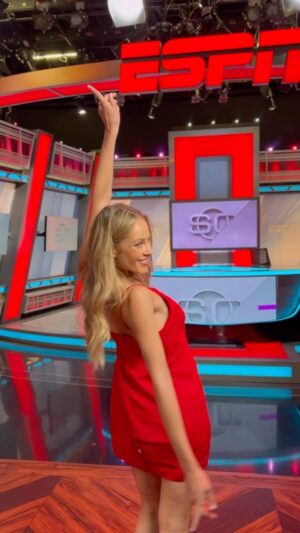 Vanessa Huppenkothen Instagram - De regreso! Extrañaba hacer SportSCenter
