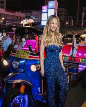 Vanessa Huppenkothen Instagram - Momento ultra favorito en Bangkok, los Tuk tuks. Les dejo una lista express de cosas que pueden hacer cuando vayan.
Para empezar muévete en Tuk Tuks o en moto si eres mas arriesgado. Hay mucho tráfico por lo que no te recomiendo los taxis (coche).
Lugares obligados: Palacio Real y Wat Pho (buda acostado), Templo de Aurora (Wat Arun).
Frente al Palacio Real, hay unas callesitas escondidas, hay una terraza que se llama The Deck, tómate un Thai Tea con la vista más espectacular al Templo de Aurora.
Si tienes tiempo ve a Muang Boran, es un museo al aire libre con una recopilación de todos los templos que existen en Tailandia. Es enorme y te mueves en carritos de golf.
Lanchita al mercado flotante.
El museo de Jim Thompson vale la pena. Es una casa muy tradicional.
En la noche antes de ir a cenar, camina por el Khao San Road (es la calle de los backpackeros).
Si quieres una buena vista de Bangkok ve a El Sirocco (es el q sale en la pelicula de Hangover .-turisticon).
Si quieres probar comida típica de la calle y no te quieres enfermar, ve a un centro comercial que se llama The Icon. En la parte de abajo está el Souk con puestos de comida típica super limpia. No puedes dejar de probar el Pad Thai y obvio la Tom Yam Soup.
El Buda de oro y el museo de Siam son un check pero no tan espectaculares si tienes poco tiempo.
El hotel Shangri La tiene un restaurante con una vista muy linda al río.
El barrio chino es un shock, comen cocodrilos y todo tipo de bichos (no aguante verlo).
Hay muchos localitos donde venden frappé de mango con coco, es un elixir al igual que el Milk Thai Tea!
Me faltó ir a las peleas de Muay Thai, si no puedes ir, al menos ve a conocer el estadio. Es todo un acontecimiento!
Para mexicanos, la visa se paga en efectivo al llegar a Tailandia. Cuando te bajes del avion cambia 70 euros por persona a moneda local. Hay casa de cambio llegando. Obligatorio la vacuna contra fiebre amarilla.
@theofficialpandora #pandorasquad23