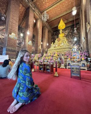 Vanessa Huppenkothen Instagram - Momento ultra favorito en Bangkok, los Tuk tuks. Les dejo una lista express de cosas que pueden hacer cuando vayan.
Para empezar muévete en Tuk Tuks o en moto si eres mas arriesgado. Hay mucho tráfico por lo que no te recomiendo los taxis (coche).
Lugares obligados: Palacio Real y Wat Pho (buda acostado), Templo de Aurora (Wat Arun).
Frente al Palacio Real, hay unas callesitas escondidas, hay una terraza que se llama The Deck, tómate un Thai Tea con la vista más espectacular al Templo de Aurora.
Si tienes tiempo ve a Muang Boran, es un museo al aire libre con una recopilación de todos los templos que existen en Tailandia. Es enorme y te mueves en carritos de golf.
Lanchita al mercado flotante.
El museo de Jim Thompson vale la pena. Es una casa muy tradicional.
En la noche antes de ir a cenar, camina por el Khao San Road (es la calle de los backpackeros).
Si quieres una buena vista de Bangkok ve a El Sirocco (es el q sale en la pelicula de Hangover .-turisticon).
Si quieres probar comida típica de la calle y no te quieres enfermar, ve a un centro comercial que se llama The Icon. En la parte de abajo está el Souk con puestos de comida típica super limpia. No puedes dejar de probar el Pad Thai y obvio la Tom Yam Soup.
El Buda de oro y el museo de Siam son un check pero no tan espectaculares si tienes poco tiempo.
El hotel Shangri La tiene un restaurante con una vista muy linda al río.
El barrio chino es un shock, comen cocodrilos y todo tipo de bichos (no aguante verlo).
Hay muchos localitos donde venden frappé de mango con coco, es un elixir al igual que el Milk Thai Tea!
Me faltó ir a las peleas de Muay Thai, si no puedes ir, al menos ve a conocer el estadio. Es todo un acontecimiento!
Para mexicanos, la visa se paga en efectivo al llegar a Tailandia. Cuando te bajes del avion cambia 70 euros por persona a moneda local. Hay casa de cambio llegando. Obligatorio la vacuna contra fiebre amarilla.
@theofficialpandora #pandorasquad23