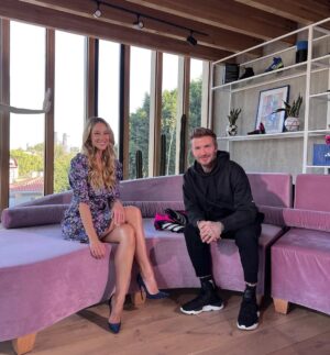 Vanessa Huppenkothen Instagram - Hoy entrevistamos a David Beckham.
Le pregunté: si pudieras jugar hoy un partido como profesional, con qué equipo sería (Real Madrid, Manchester United o LA Galaxy)? Me contestó: jugaría con Manchester United y enfrentaría al Real Madrid.
#legend
No se pierdan la entrevista en ESPN