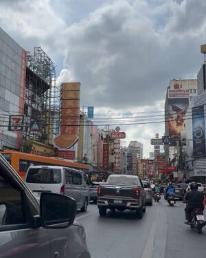 Vanessa Huppenkothen Instagram - Momento ultra favorito en Bangkok, los Tuk tuks. Les dejo una lista express de cosas que pueden hacer cuando vayan.
Para empezar muévete en Tuk Tuks o en moto si eres mas arriesgado. Hay mucho tráfico por lo que no te recomiendo los taxis (coche).
Lugares obligados: Palacio Real y Wat Pho (buda acostado), Templo de Aurora (Wat Arun).
Frente al Palacio Real, hay unas callesitas escondidas, hay una terraza que se llama The Deck, tómate un Thai Tea con la vista más espectacular al Templo de Aurora.
Si tienes tiempo ve a Muang Boran, es un museo al aire libre con una recopilación de todos los templos que existen en Tailandia. Es enorme y te mueves en carritos de golf.
Lanchita al mercado flotante.
El museo de Jim Thompson vale la pena. Es una casa muy tradicional.
En la noche antes de ir a cenar, camina por el Khao San Road (es la calle de los backpackeros).
Si quieres una buena vista de Bangkok ve a El Sirocco (es el q sale en la pelicula de Hangover .-turisticon).
Si quieres probar comida típica de la calle y no te quieres enfermar, ve a un centro comercial que se llama The Icon. En la parte de abajo está el Souk con puestos de comida típica super limpia. No puedes dejar de probar el Pad Thai y obvio la Tom Yam Soup.
El Buda de oro y el museo de Siam son un check pero no tan espectaculares si tienes poco tiempo.
El hotel Shangri La tiene un restaurante con una vista muy linda al río.
El barrio chino es un shock, comen cocodrilos y todo tipo de bichos (no aguante verlo).
Hay muchos localitos donde venden frappé de mango con coco, es un elixir al igual que el Milk Thai Tea!
Me faltó ir a las peleas de Muay Thai, si no puedes ir, al menos ve a conocer el estadio. Es todo un acontecimiento!
Para mexicanos, la visa se paga en efectivo al llegar a Tailandia. Cuando te bajes del avion cambia 70 euros por persona a moneda local. Hay casa de cambio llegando. Obligatorio la vacuna contra fiebre amarilla.
@theofficialpandora #pandorasquad23