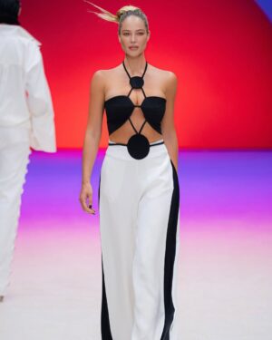 Vanessa Huppenkothen Instagram - Me encantó octubre!
1. Desfile Kris Goyri, Fashion Week México
2. Gala Vogue con unos aretes que me hice de Cempasúchil que casi rompen mis orejas
3. SportS Center
4. Una mas de la gala Vogue, el vestido es Carlos Pineda
5 y 6. F1 📸 mi querida @emiliagbaeza
7. Fashion Week antes del desfile de Sandra Weil
8 y 9. Escapada de 3 días a Corea, luego les cuento del viaje y recomendaciones para cuando vayan 🤩