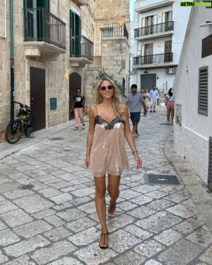 Vanessa Huppenkothen Instagram - Puglia🇮🇹
1. Callecitas en Polignano a Mare (luego subo mas fotos del pueblito que está super lindo)
2-4. Cena obligada en Grotta Palazzese🍝