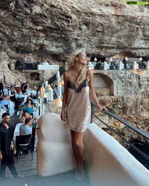 Vanessa Huppenkothen Instagram - Puglia🇮🇹
1. Callecitas en Polignano a Mare (luego subo mas fotos del pueblito que está super lindo)
2-4. Cena obligada en Grotta Palazzese🍝