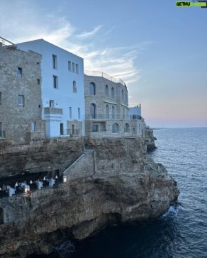 Vanessa Huppenkothen Instagram - Puglia🇮🇹
1. Callecitas en Polignano a Mare (luego subo mas fotos del pueblito que está super lindo)
2-4. Cena obligada en Grotta Palazzese🍝