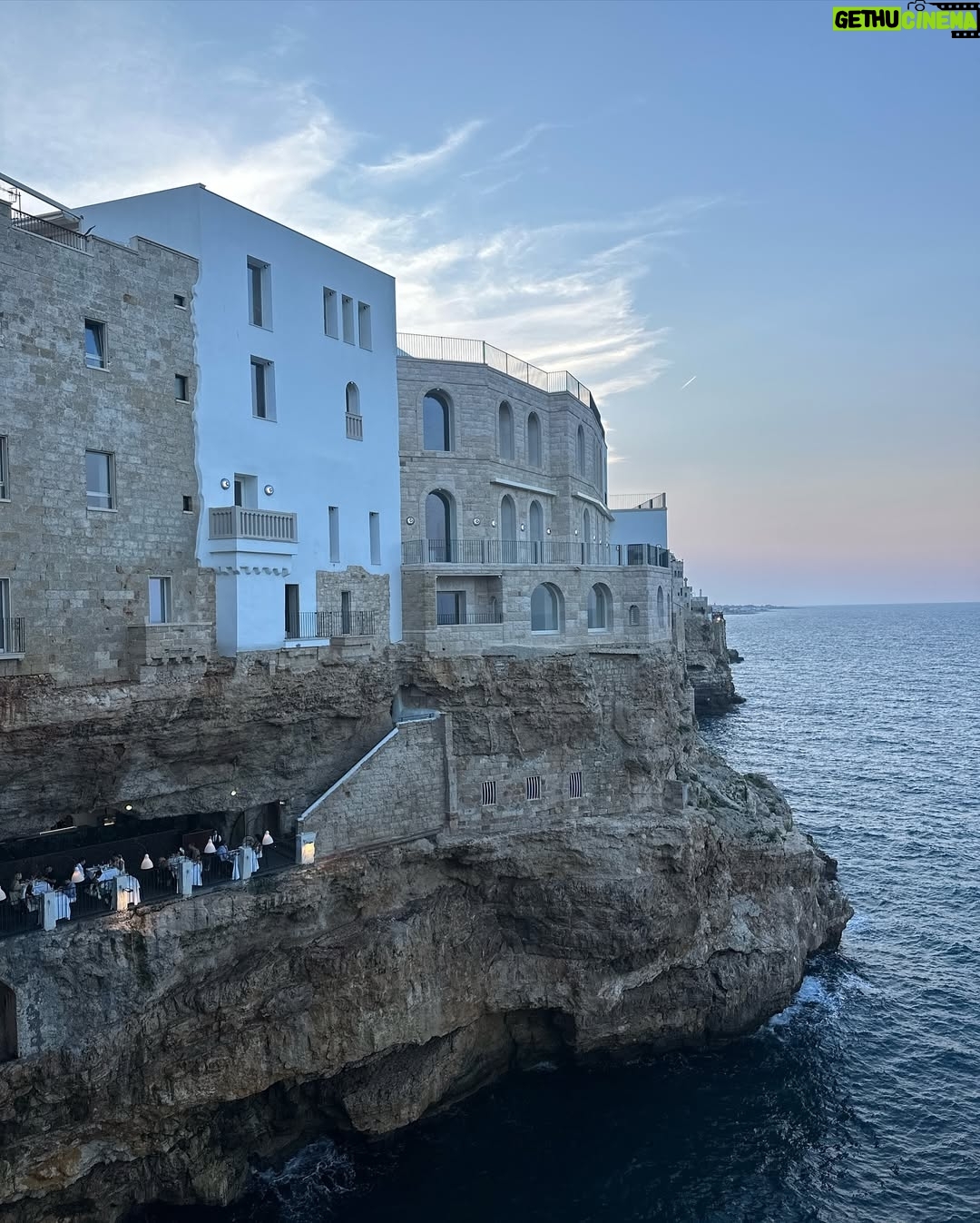 Vanessa Huppenkothen - 43.1K Likes - Puglia🇮🇹
1. Callecitas en Polignano a Mare (luego subo mas fotos del pueblito que está super lindo)
2-4. Cena obligada en Grotta Palazzese🍝