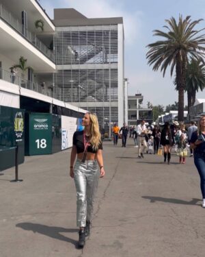 Vanessa Huppenkothen Instagram - Me encantó octubre!
1. Desfile Kris Goyri, Fashion Week México
2. Gala Vogue con unos aretes que me hice de Cempasúchil que casi rompen mis orejas
3. SportS Center
4. Una mas de la gala Vogue, el vestido es Carlos Pineda
5 y 6. F1 📸 mi querida @emiliagbaeza
7. Fashion Week antes del desfile de Sandra Weil
8 y 9. Escapada de 3 días a Corea, luego les cuento del viaje y recomendaciones para cuando vayan 🤩