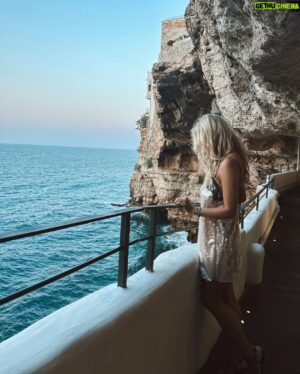 Vanessa Huppenkothen Instagram - Puglia🇮🇹
1. Callecitas en Polignano a Mare (luego subo mas fotos del pueblito que está super lindo)
2-4. Cena obligada en Grotta Palazzese🍝