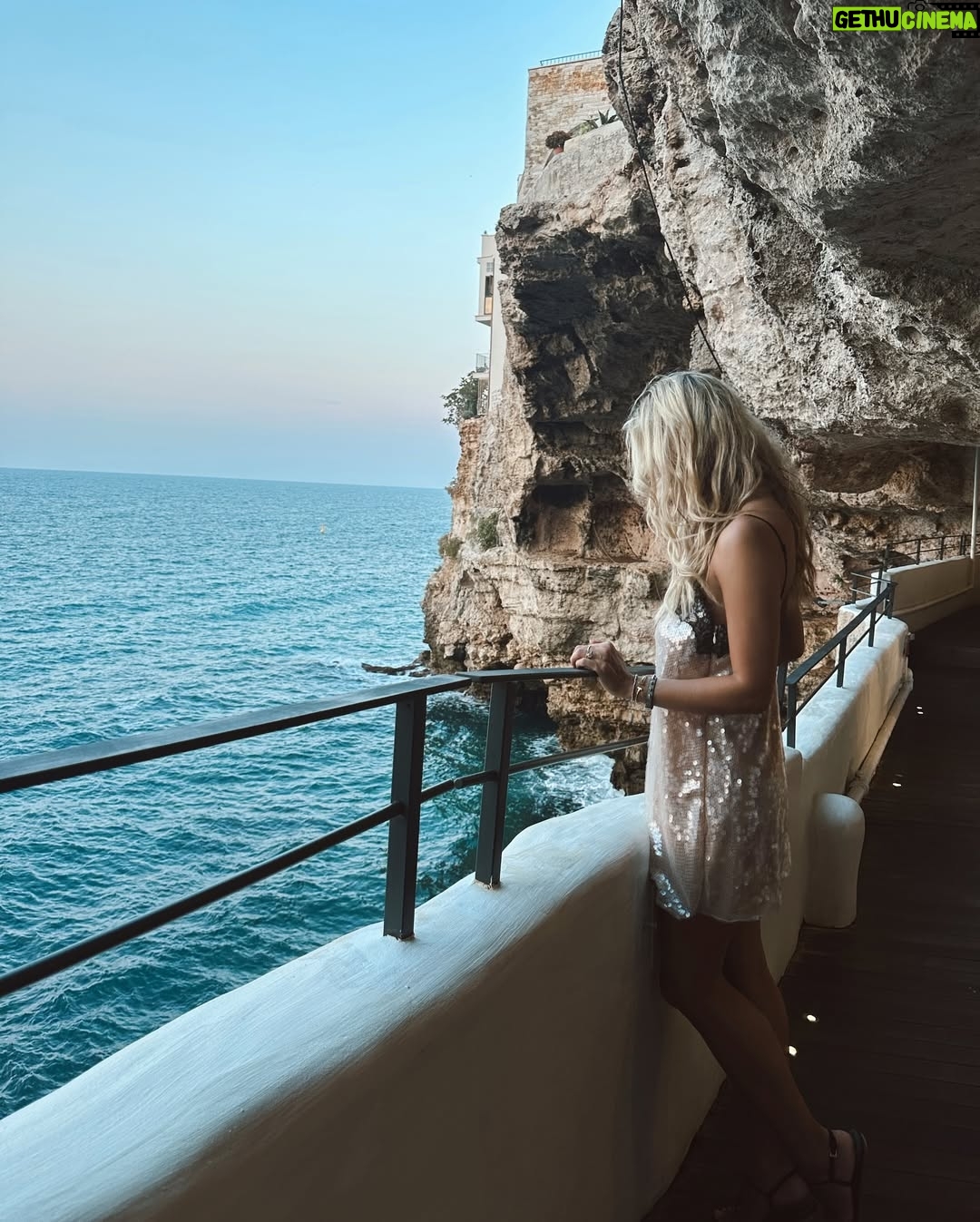 Vanessa Huppenkothen - 43.1K Likes - Puglia🇮🇹
1. Callecitas en Polignano a Mare (luego subo mas fotos del pueblito que está super lindo)
2-4. Cena obligada en Grotta Palazzese🍝