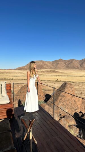 Vanessa Huppenkothen Instagram - El lugar más místico y espectacular al que he ido en mi vida! Los atardeceres son majestuosos y el hotel son casas de campaña en las rocas. Les dejo el video en el siguiente reel