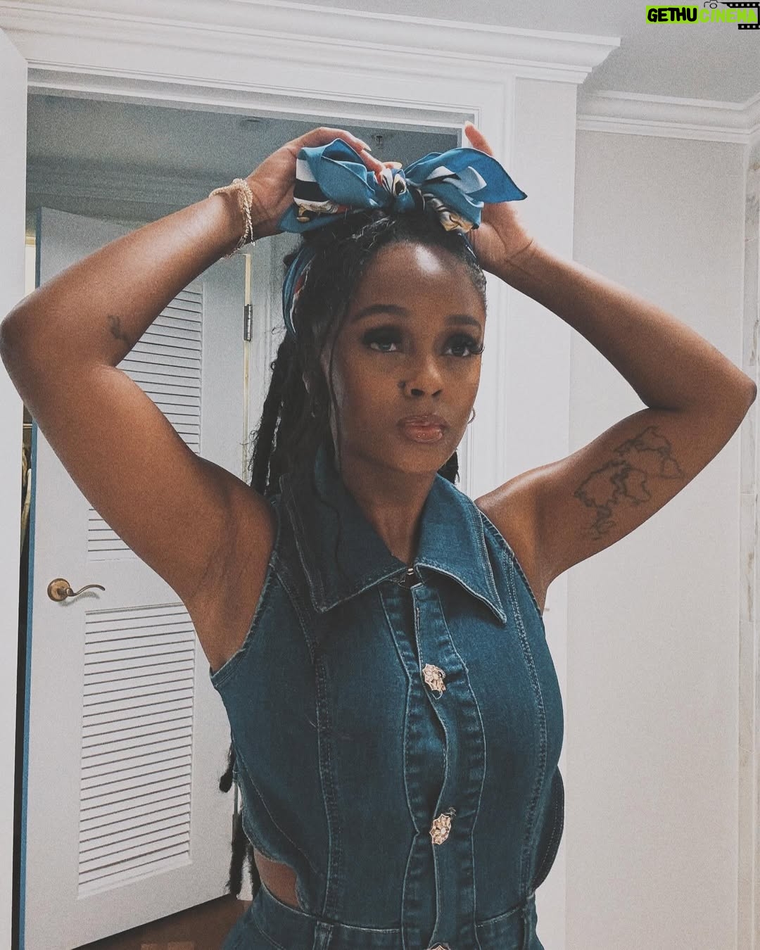 Vanessa Mdee - 189.3K Likes - O R L A N D O 🌴