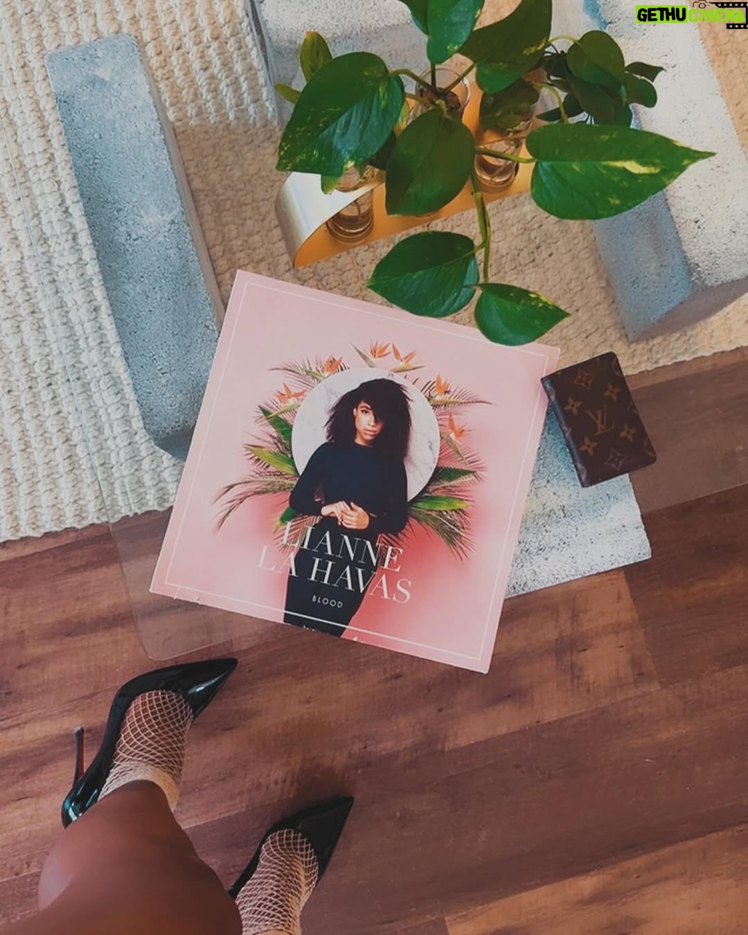 Vanessa Mdee - 294.6K Likes - … Still 💞
📸 @jetpvck