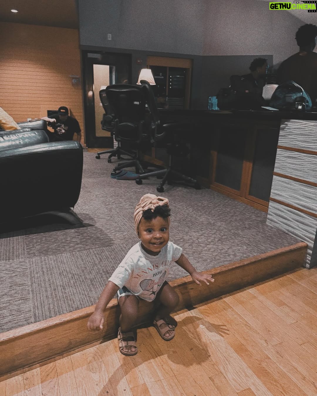 Vanessa Mdee - 137.5K Likes - August Dump 😊