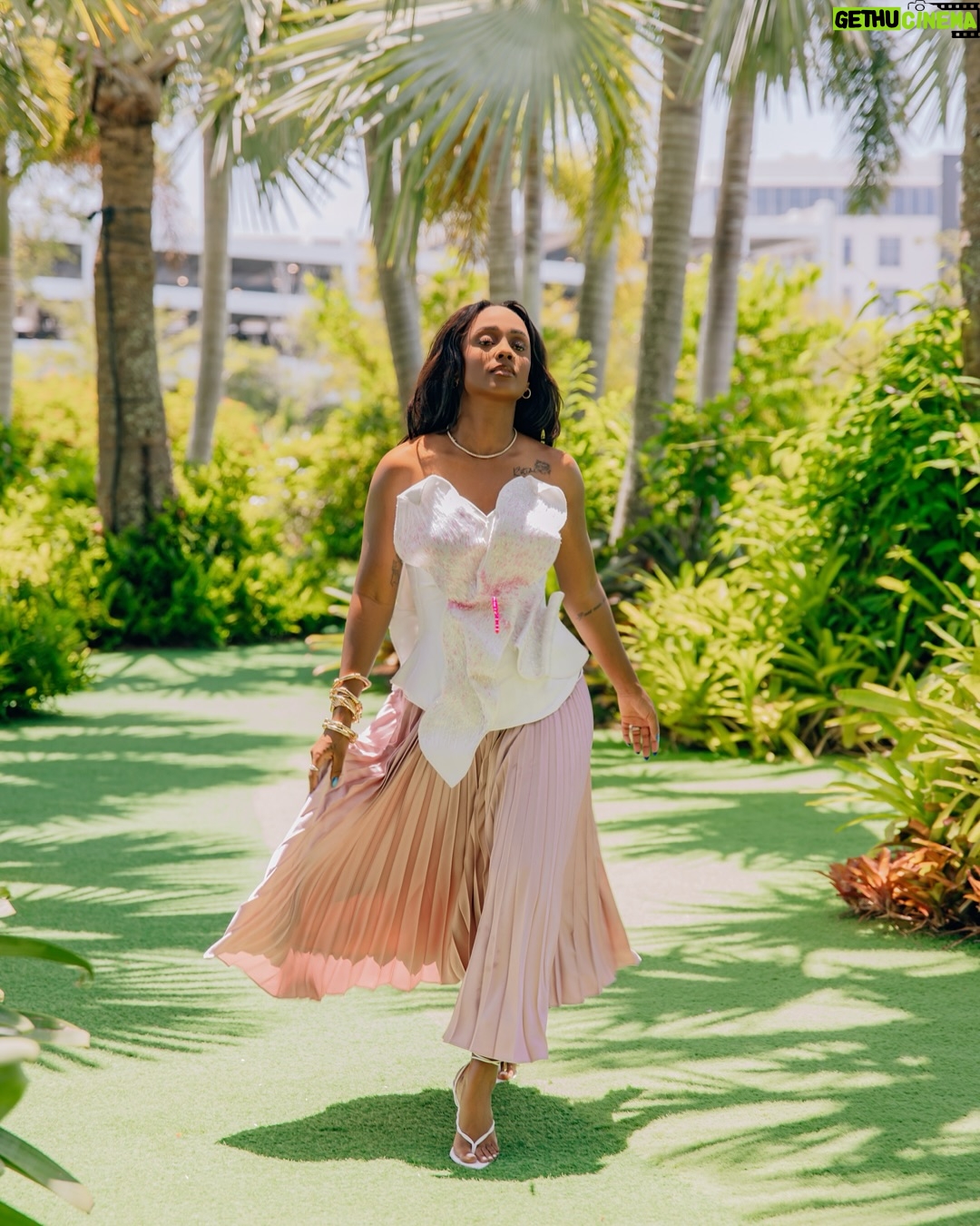 Vanessa Mdee - 114.2K Likes - Midsummer bloom 🌸 

📸 @shotsbyralph_ 
👗 @tubortw