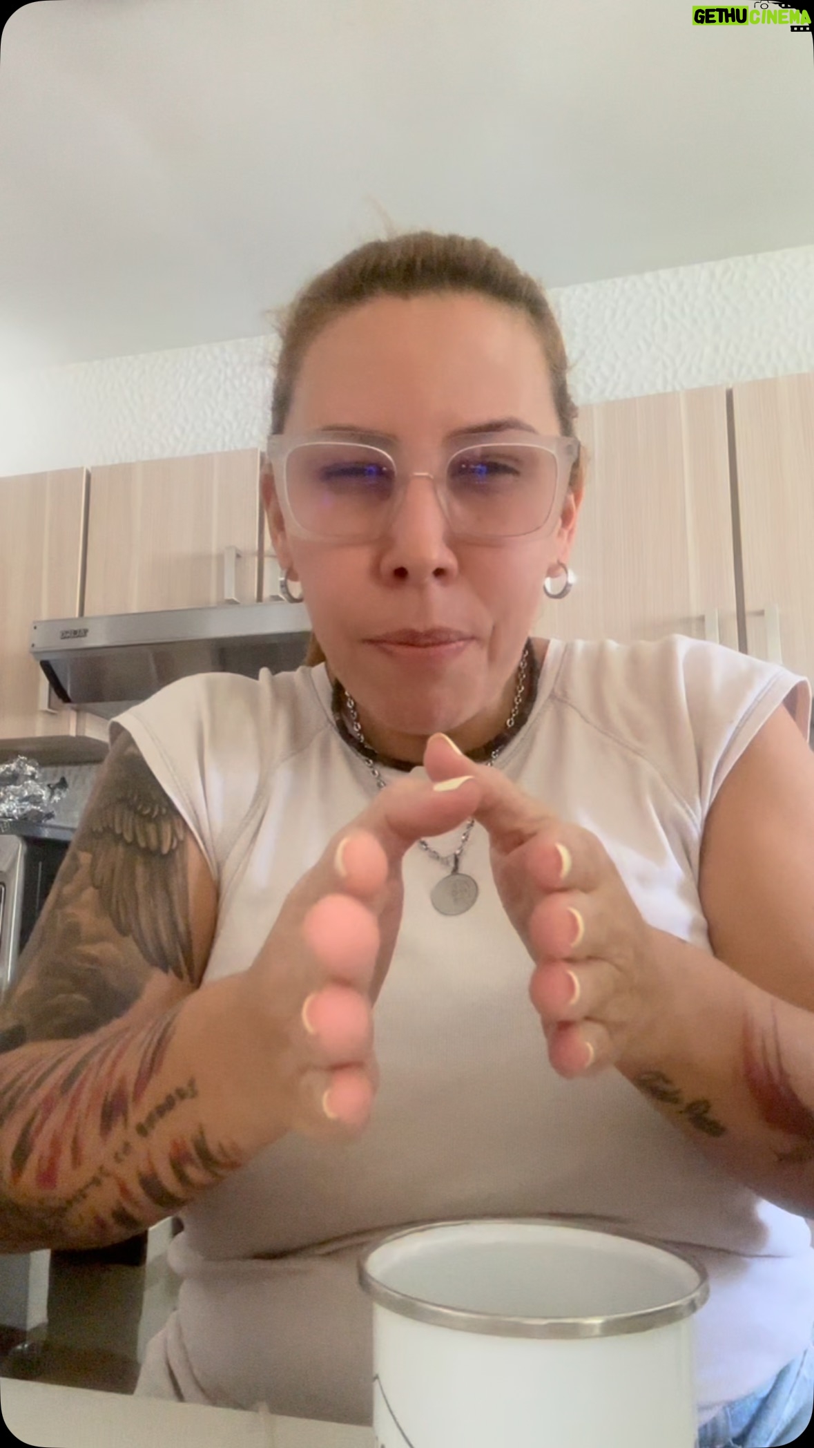 Vanessa Senior - 31.6K Likes - Y para más contrataciones escríbanme al correo! 

De panas que a veces te cambian 10 minuticos de vida con un mal sabor innecesario. Yo no pretendo ser moneda de oro, es más la verdad no está en mis planes, no creo en la gente que le quiere caer bien a todo el mundo. 

Pero la verdad es que hay cosas más importantes de qué hablar no? Oh si… definitivamente usarme en estos programas eleva aún la audiencia. Tengo que seguir creyendo en mi. Gracias por demostrarme día a día lo que soy! 

Bueno les dejo esto aquí, a lo mejor hacemos una dinámica que venda entradas a nivel mundial no? 

Nah!!! Es increíble. 

Besos y respeto para todos. 

Vanessa Senior