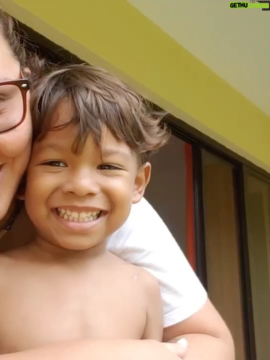Vanessa Senior - 24.9K Likes - Si retrocedo mi vida 11 años atrás, solo llegó al momento en el que me llamaron y me dijeron “Vane, Yona está pariendo hoy” y sin mediar palabra corrí a esa clínica en San Bernardino. Solo con ganas de conocerte! 

Llegué nerviosa, posiblemente llegaba a hacer acto de presencia y no aparecería sino esporádicamente ! Pero apenas te sacaron de sala de parto la enfermera te puso por arte de magia frente a mi, y me enamoré. 

Tengo 11 años amándote @elmatiasmartinez10 y sé que mi sentimiento es inagotable! 

Ya estoy mayor, porque voy a seguir viendo tus videos y poniéndolos una y otra vez, mientras tú creces y seguro dices “Vanessa ya!!!” 

Hoy no estoy allí a tu lado! Pero créeme que mi celebración es auténtica y estoy orgullosa del hombrecito en el que te estás convirtiendo. 

Feliz cumpleaños hijo, te amo, Dios te bendiga!