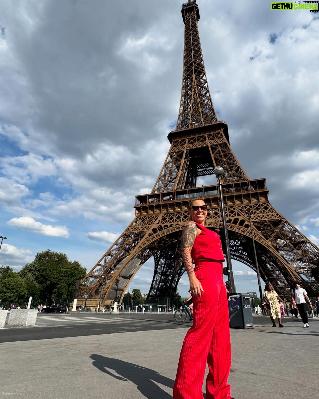 Vanessa Senior - 8.3K Likes - Una tardecita relajada en Paris! Como para no salirme de mi humilde rutina.

#Paris