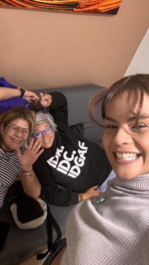 Vanessa Senior Instagram - Bueno, cuento corto, un día @digiorgiogastro me hizo una colonoscopia, haciéndome el eco vio que algo no le gustaba y llamó a 37 Médicos y conmigo allí decían “guapo, que es eso? Chamooo, ayyy” y yo dije MIREN… sigo aquí! Jajajaja (soy hija de Médico así que puedo soportar todo con los doctores) y luego me dijo ya más serio porque Jose es bastante serio, Vanessa habla con @dr.jhonatantorbello porque no me gusta esa vesícula.

Inmediatamente me fui con Jhonatan a quien MENOS le gustó la vesícula, y planificamos esta cirugía de la mano de @gianpierogiuttari y @despertar.ve. 

Y listo, el 1 de abril entramos a quirófano y estoy ya en casa haciendo las cosas como deben hacerse. Por favor alguien que le dé las gracias al anestesiólogo DOCTOR LENIN GRACIAS.

Así que en este post te dejo a la mano a la gente que necesitas y con quien voy de la mano a la anestesia. 

José, Jhonatan, GRACIAS SIEMPRE, no tengo jamás palabras y pido a Dios que siempre los siga bendiciendo con ese don tan incalculable que tienen los médicos Venezolanos … LA HUMILDAD. (Bueno yo he visto médicos que no son tan humildes y se la tiran, pero soy un ser de luz)

Seguiremos informando antes que me dé por hablar más. 

Pendientes de los shows y de la venta de chichas que sigo activa por redes. 

SE LES QUISO, y seguiremos informando

Información para gente con Vesícula y sin vesícula.
