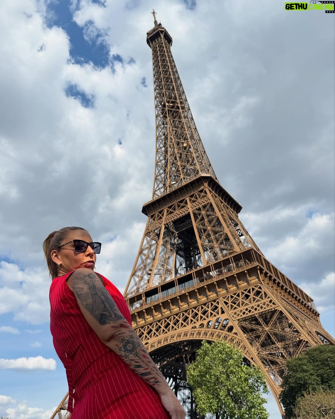 Vanessa Senior - 8.3K Likes - Una tardecita relajada en Paris! Como para no salirme de mi humilde rutina.

#Paris