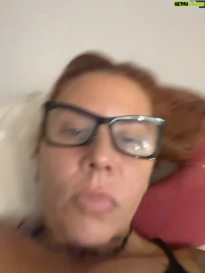 Vanessa Senior - 24.9K Likes - Si retrocedo mi vida 11 años atrás, solo llegó al momento en el que me llamaron y me dijeron “Vane, Yona está pariendo hoy” y sin mediar palabra corrí a esa clínica en San Bernardino. Solo con ganas de conocerte! 

Llegué nerviosa, posiblemente llegaba a hacer acto de presencia y no aparecería sino esporádicamente ! Pero apenas te sacaron de sala de parto la enfermera te puso por arte de magia frente a mi, y me enamoré. 

Tengo 11 años amándote @elmatiasmartinez10 y sé que mi sentimiento es inagotable! 

Ya estoy mayor, porque voy a seguir viendo tus videos y poniéndolos una y otra vez, mientras tú creces y seguro dices “Vanessa ya!!!” 

Hoy no estoy allí a tu lado! Pero créeme que mi celebración es auténtica y estoy orgullosa del hombrecito en el que te estás convirtiendo. 

Feliz cumpleaños hijo, te amo, Dios te bendiga!