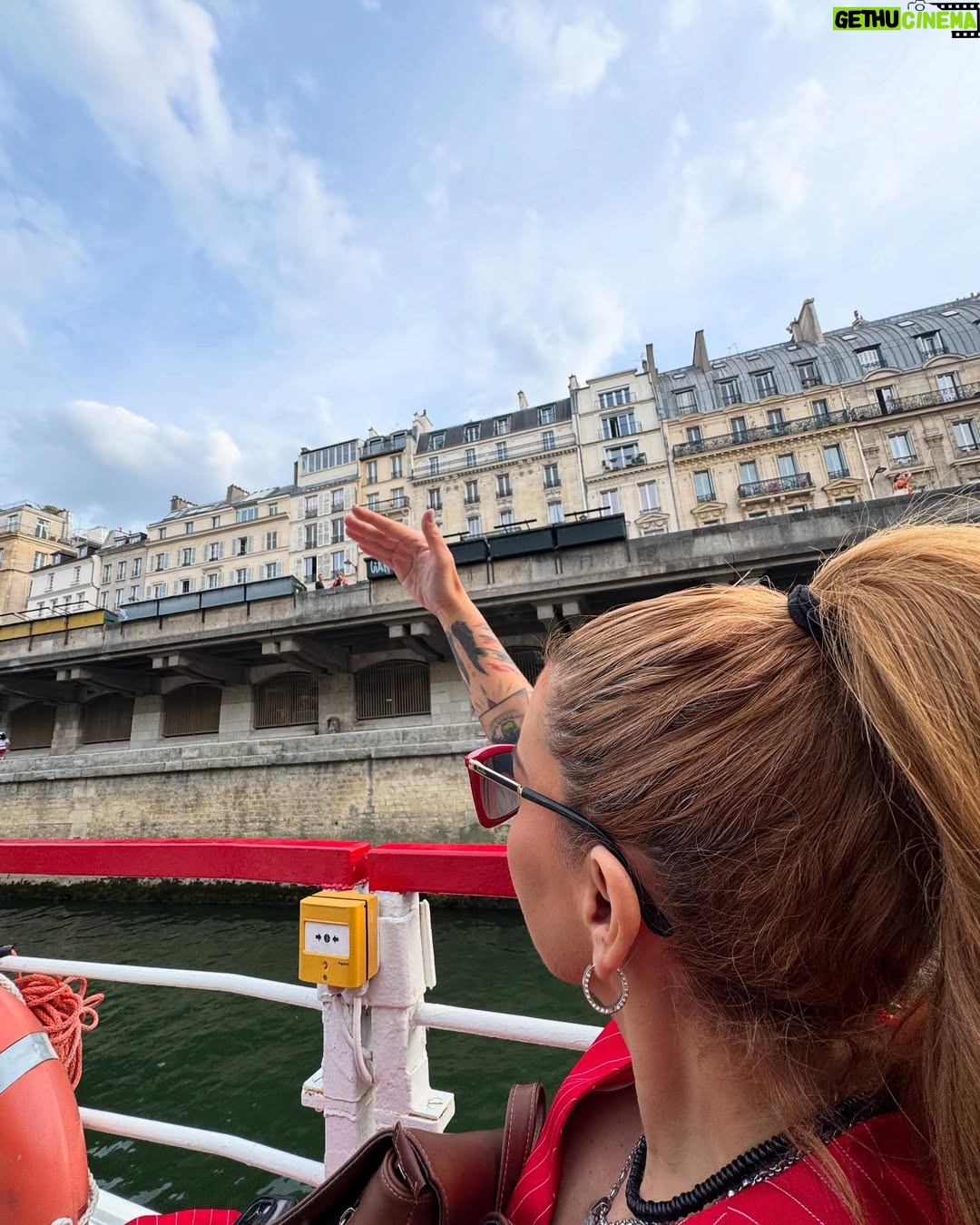 Vanessa Senior - 8.3K Likes - Una tardecita relajada en Paris! Como para no salirme de mi humilde rutina.

#Paris