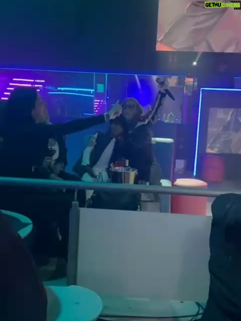 Vanessa Senior - 24.9K Likes - Si retrocedo mi vida 11 años atrás, solo llegó al momento en el que me llamaron y me dijeron “Vane, Yona está pariendo hoy” y sin mediar palabra corrí a esa clínica en San Bernardino. Solo con ganas de conocerte! 

Llegué nerviosa, posiblemente llegaba a hacer acto de presencia y no aparecería sino esporádicamente ! Pero apenas te sacaron de sala de parto la enfermera te puso por arte de magia frente a mi, y me enamoré. 

Tengo 11 años amándote @elmatiasmartinez10 y sé que mi sentimiento es inagotable! 

Ya estoy mayor, porque voy a seguir viendo tus videos y poniéndolos una y otra vez, mientras tú creces y seguro dices “Vanessa ya!!!” 

Hoy no estoy allí a tu lado! Pero créeme que mi celebración es auténtica y estoy orgullosa del hombrecito en el que te estás convirtiendo. 

Feliz cumpleaños hijo, te amo, Dios te bendiga!