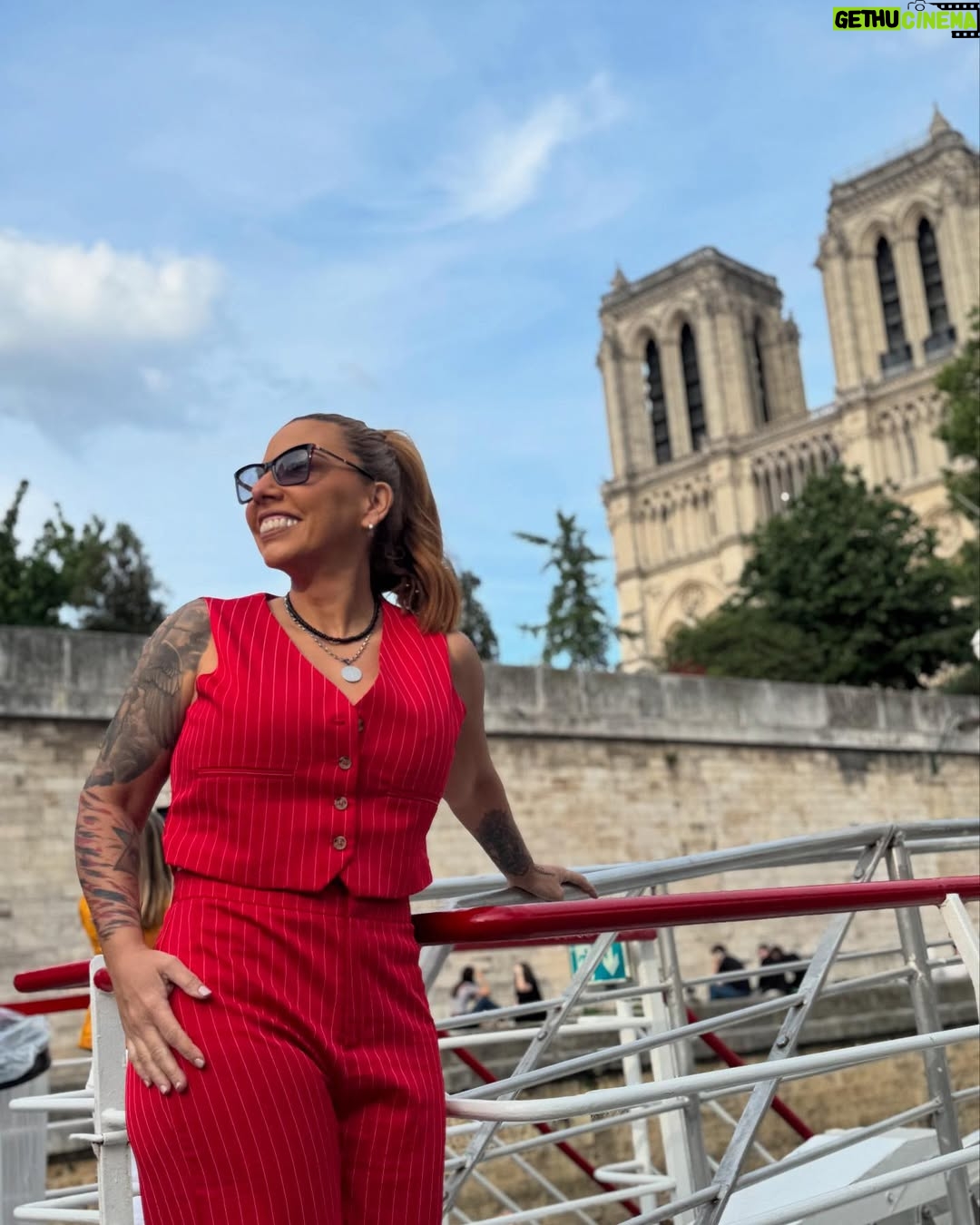Vanessa Senior - 8.3K Likes - Una tardecita relajada en Paris! Como para no salirme de mi humilde rutina.

#Paris